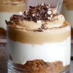 Nem cheesecake i glas med kaffe, fløde og sprød kiksebund