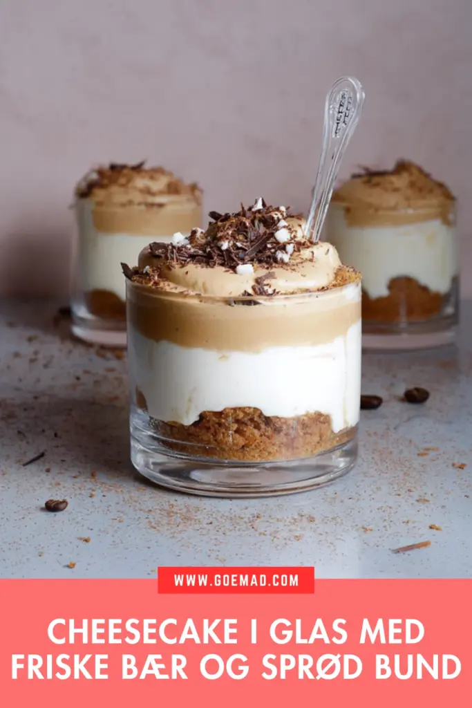 Nem cheesecake i glas med kaffe, fløde og sprød kiksebund