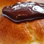 Klassiske fastelavnsboller med creme: nem opskrift der aldrig svigter