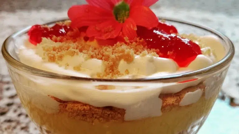 Æblekage: den bedste gammeldags opskrift med rasp og flødeskum 