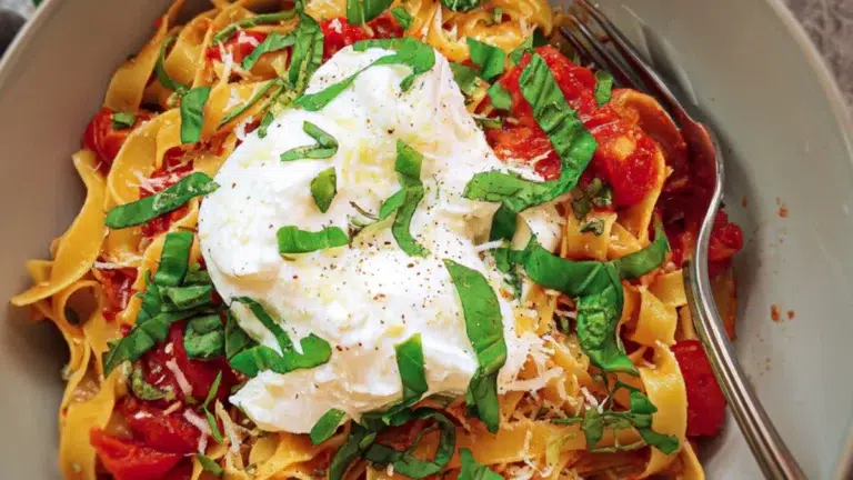 Pasta med tomatsauce og burrata: en nem opskrift med friske råvarer
