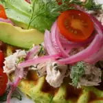 Prøv spinatvafler med cremet tunsalat og frisk avocado i dag