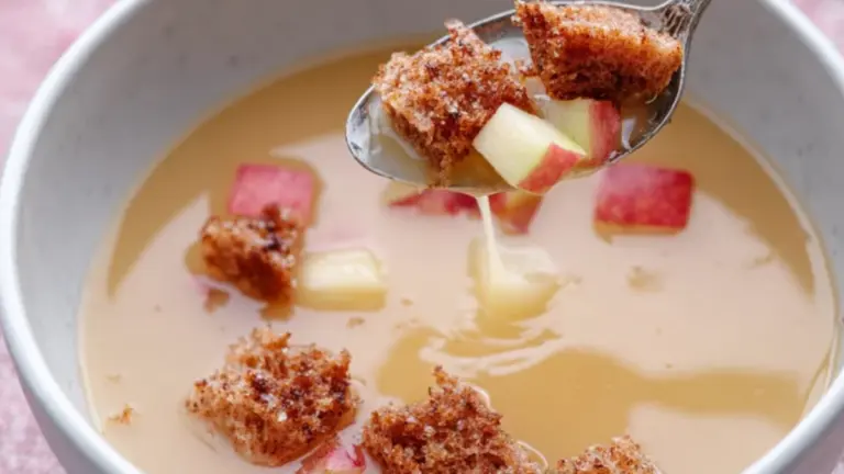 Æblesuppe på klassisk vis: nem og varm efterårsopskrift