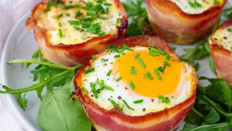 Æg i muffinsforme: nem morgenmad med bacon og purløg