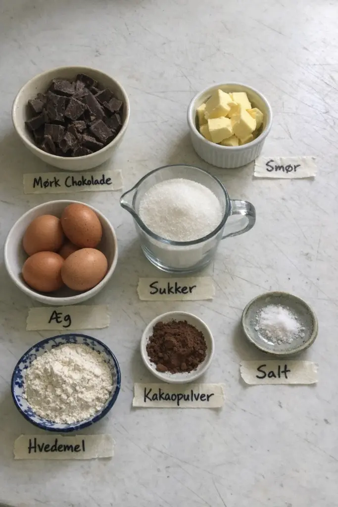Klassisk brownie opskrift med sprød top og blødt chokoladeindre