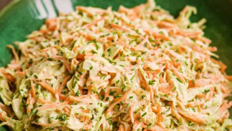 Coleslaw med bearnaise: den cremede grillsalat du ikke vidste du manglede