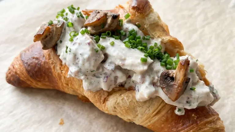Croissant med kyllingesalat: fyldig og cremet opskrift til frokost