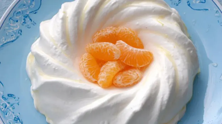 Klassisk fløderand opskrift med friske bær: sådan laver du den perfekte dessert