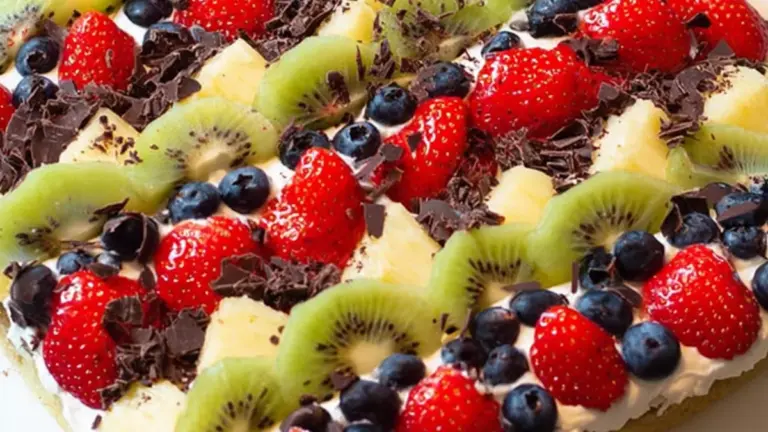 Klassisk frugtkage med saftige frugter og luftig creme