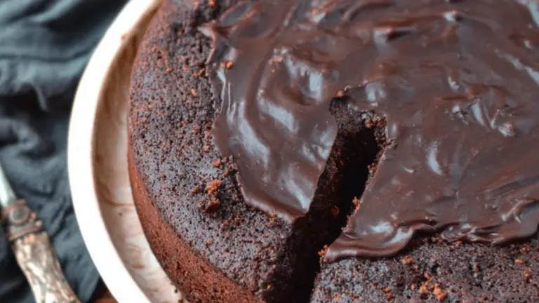 Glutenfri chokoladekage med dadler og mandelmel: blød, rig og nem at bage