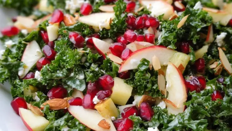 Grønkålssalat med granatæble og sennepsdressing til en lækker hverdagsaftensmad