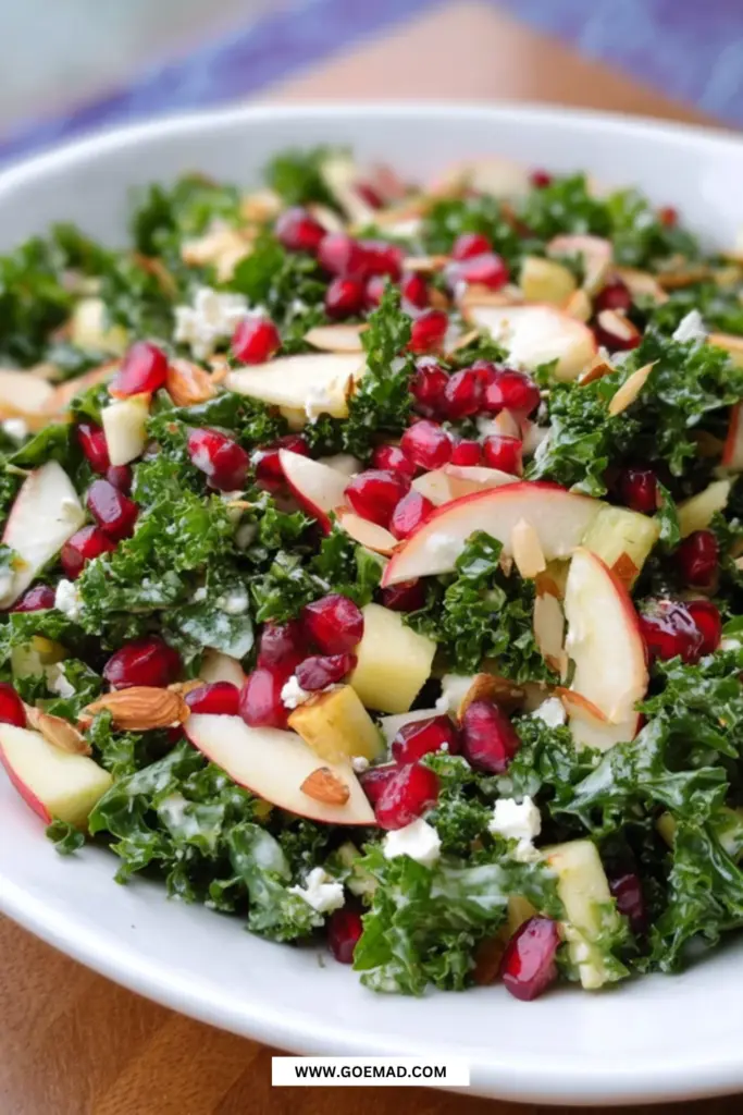 Grønkålssalat med granatæble og sennepsdressing til en lækker hverdagsaftensmad