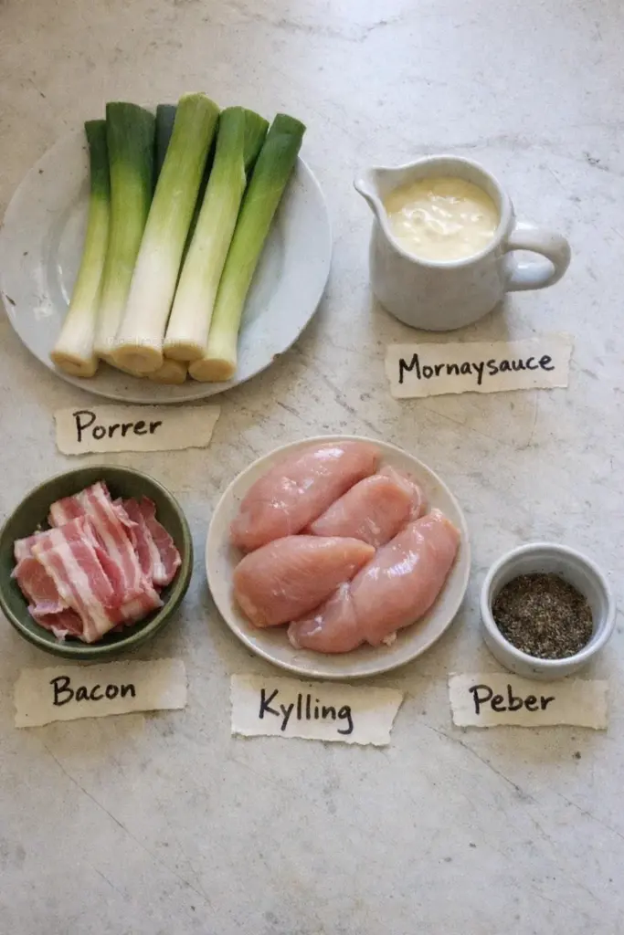 Saftig kylling i fad med sprød bacon og cremet mornaysauce