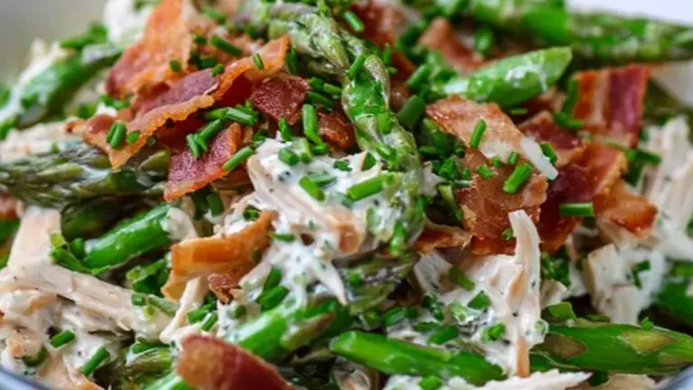 Kyllingesalat med bacon: nem og mættende opskrift med sprøde grøntsager