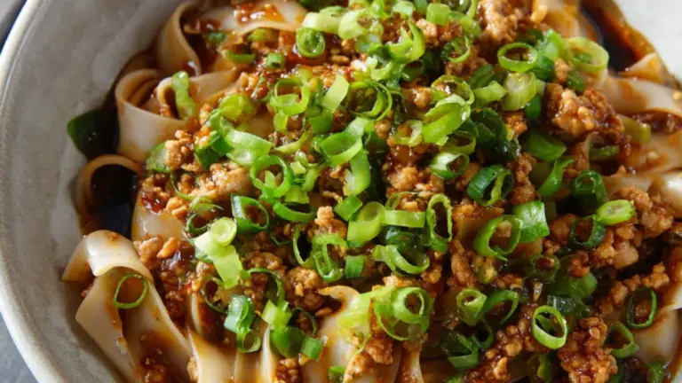 Sprøde nudler med kylling: nem opskrift fuld af smag