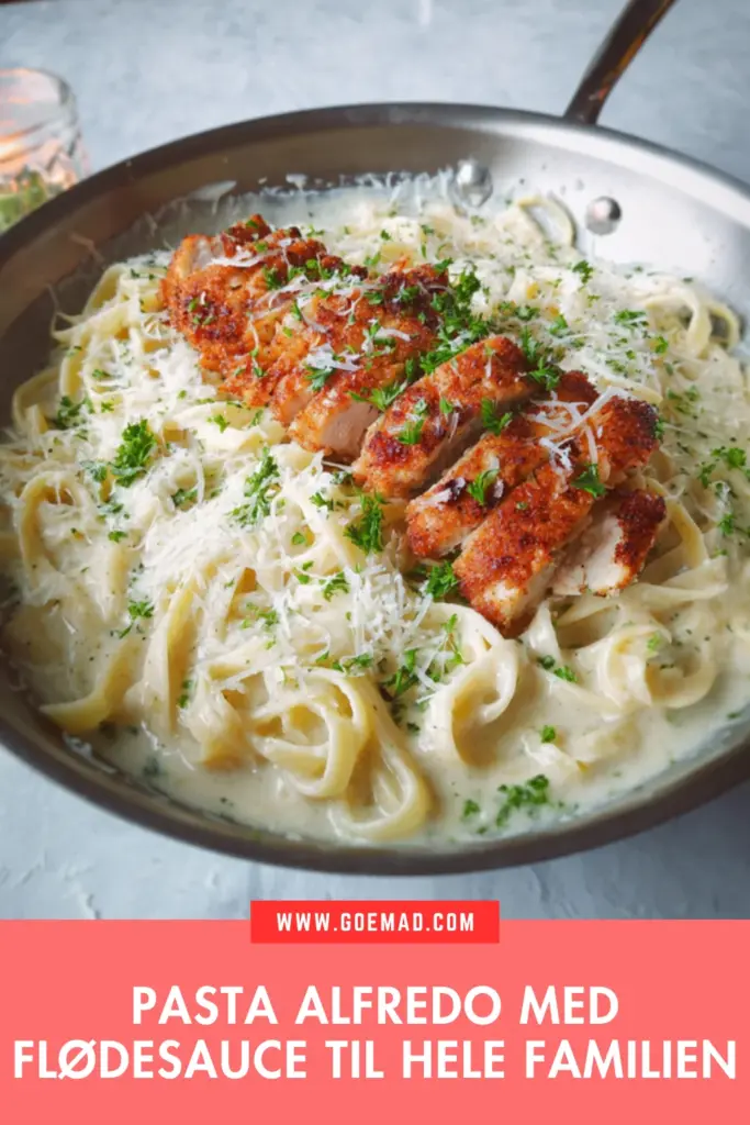 Pasta alfredo med sprød kylling: en cremet klassiker til hele familien