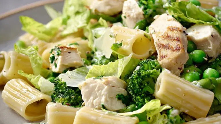 Nem pastasalat med kylling: frisk, mættende og klar på 20 min