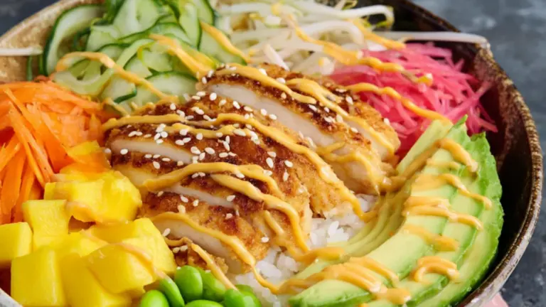 Nem poke bowl med kylling fuld af smag og farve