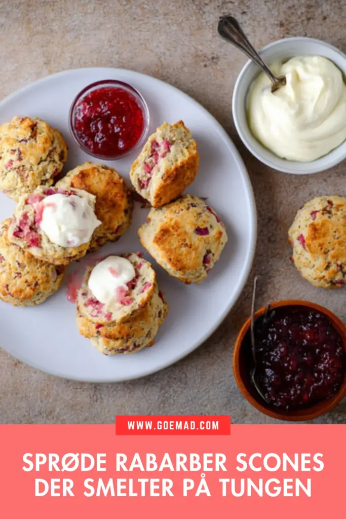 Sprøde rabarber scones der smelter på tungen