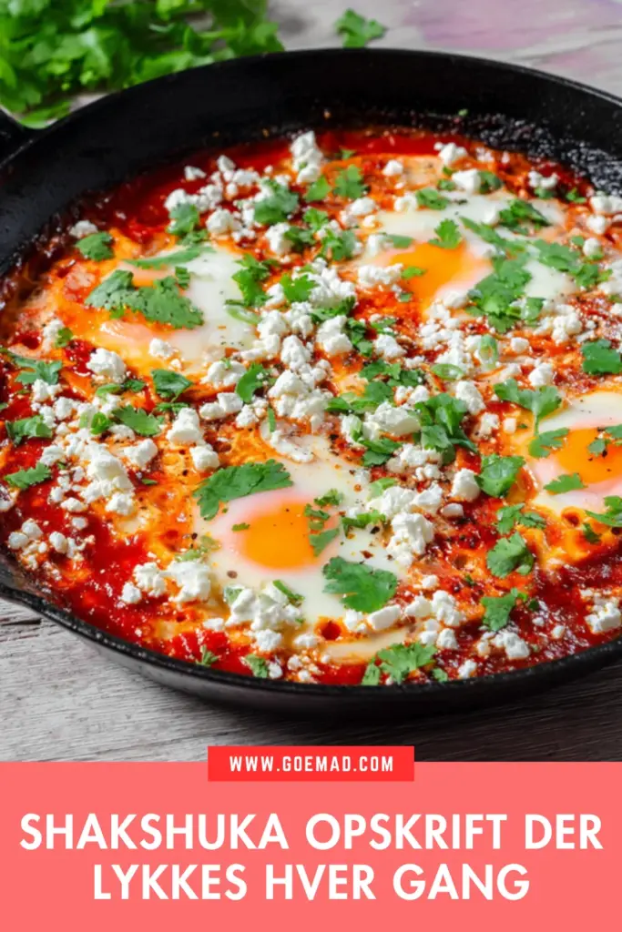 Klassisk shakshuka opskrift med pocherede æg i krydret tomatsauce