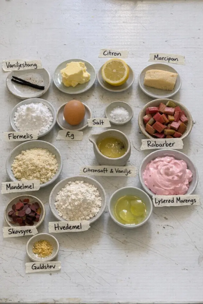 Lækre rabarbertærter med citronmazarin og lyserød marengs