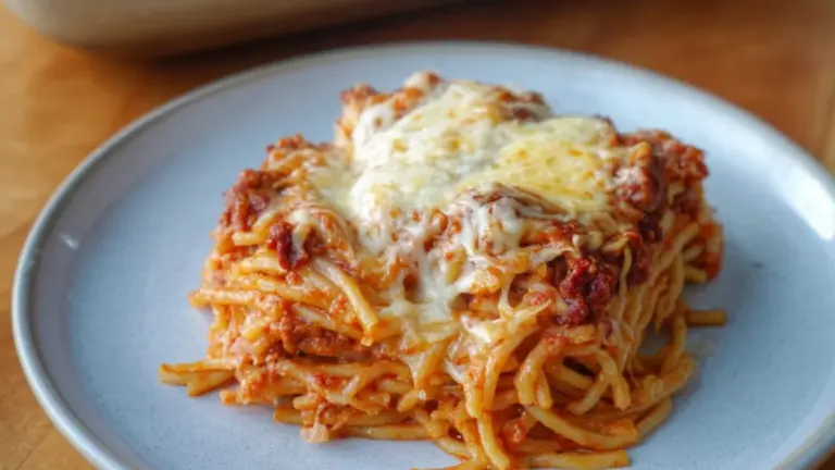 Klassisk spaghettifad med kødsovs og ost der bobler i ovnen