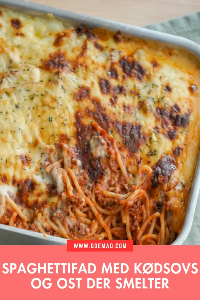 Klassisk spaghettifad med kødsovs og ost der bobler i ovnen