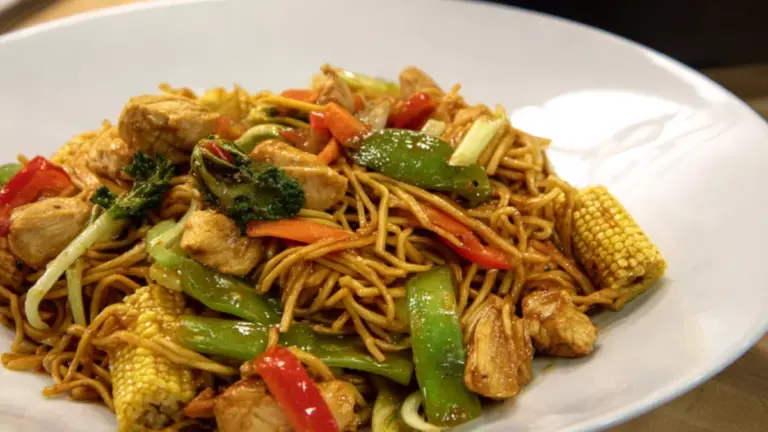 Stegte nudler med kylling: en nem hverdagsret der smager af mere