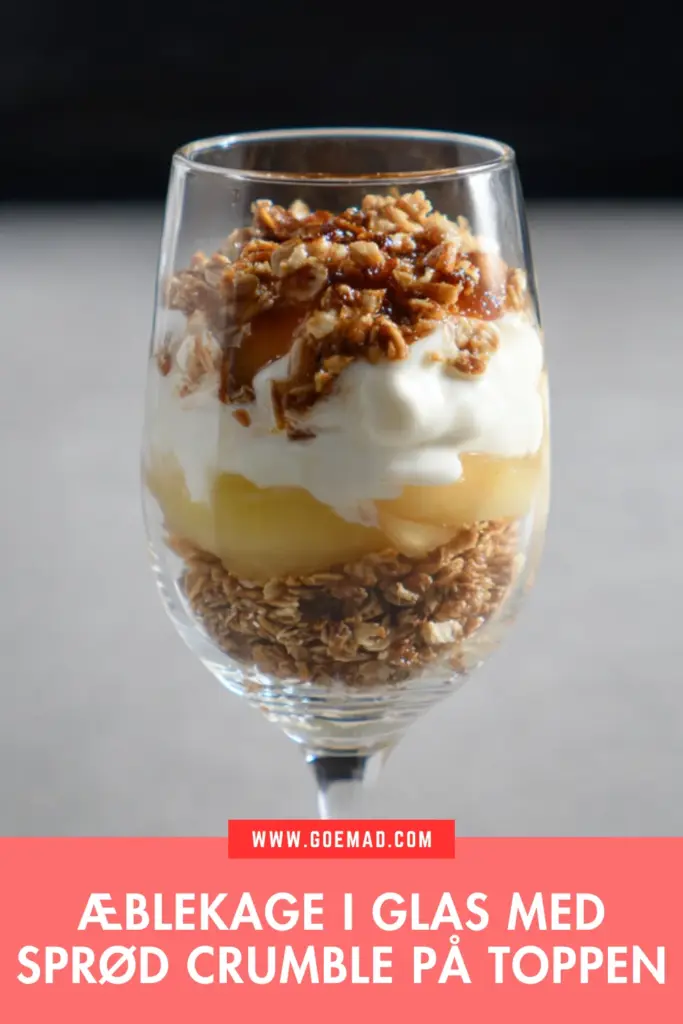 Nem æblekage i glas med granola crumble på toppen