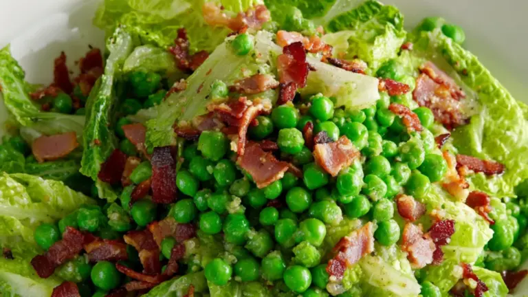 Ærter a la française: nem og smagfuld klassiker med bacon og karamelliserede løg