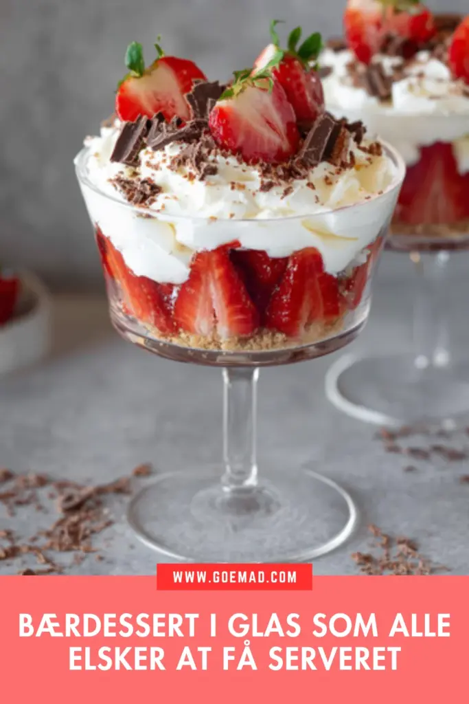 Bærdessert i glas med cheesecakecreme og havregrynsknas