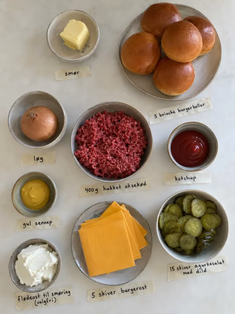 Klassisk cheeseburger opskrift med saftig bøf og smeltet ost