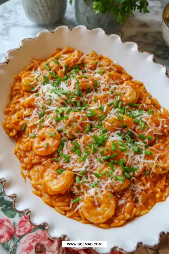 Nem gochujang orzo med rejer og parmesan til hverdagen