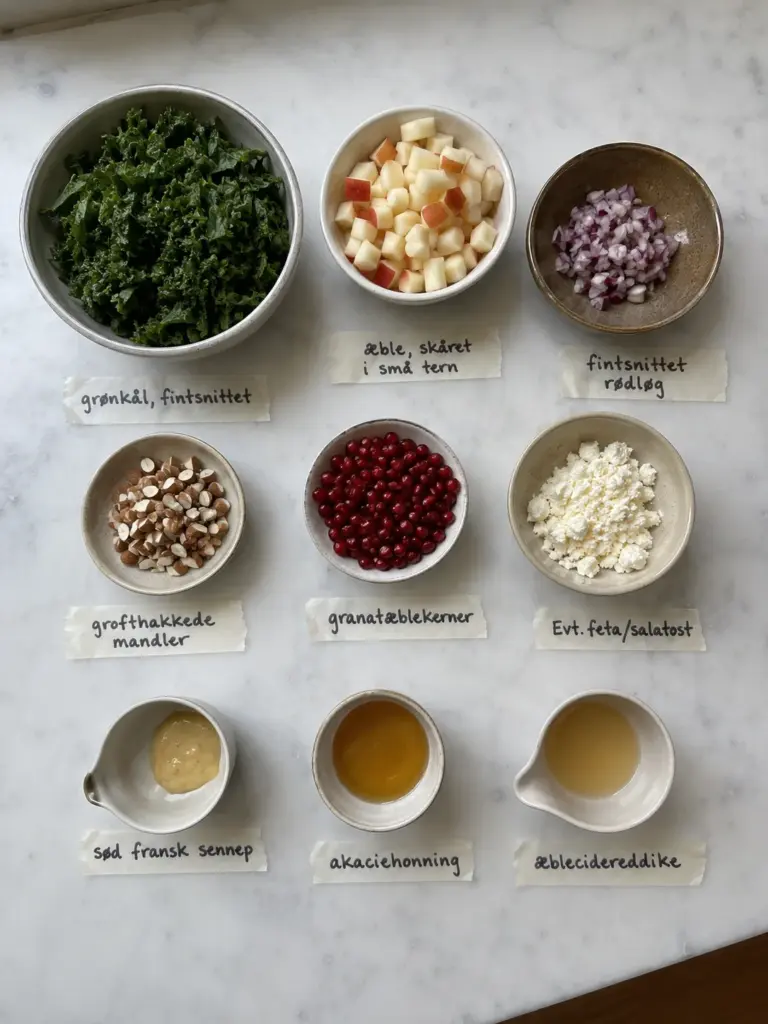 Grønkålssalat med sprøde toppings og sennepsdressing