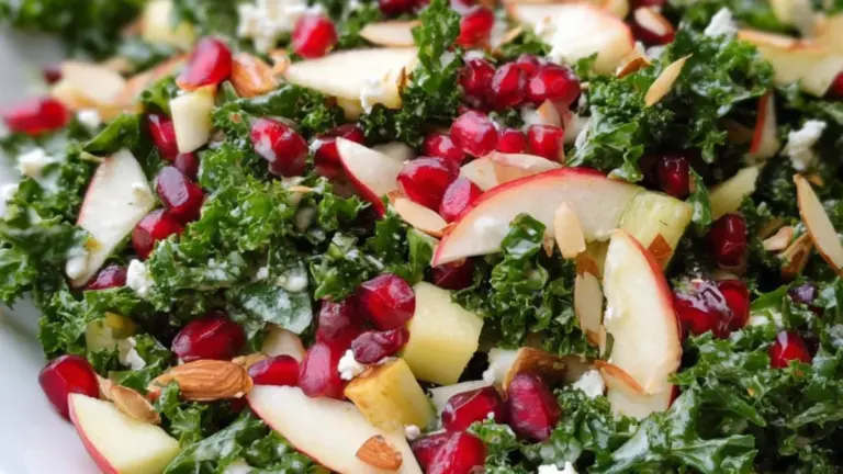 Grønkålssalat med sprøde toppings og sennepsdressing