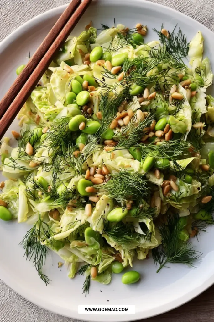 Spidskålssalat med edamame og ristede pinjekerner: nem og fuld af smag