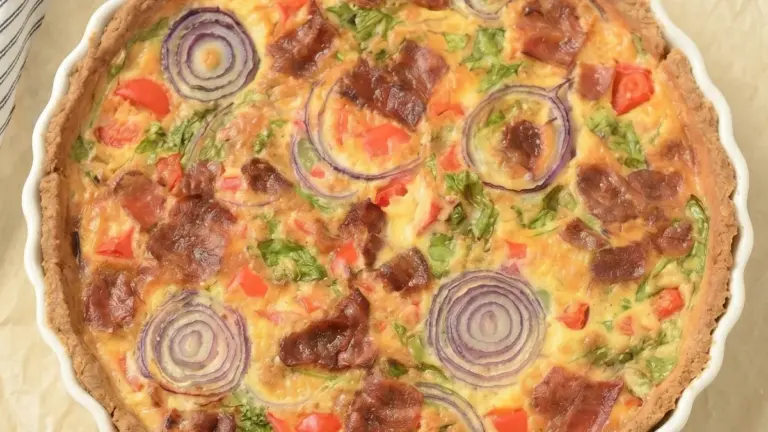 Nem tærte til aftensmad med bacon, æg og grøntsager