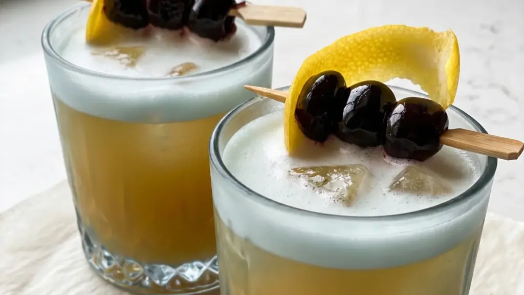 Amaretto sour: den klassiske cocktail med den perfekte balance
