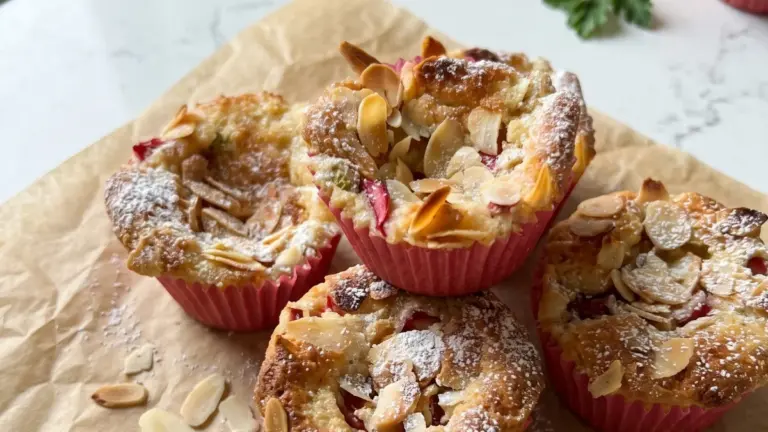 Rabarbermuffins: saftige og nemme muffins du vil bage igen og igen