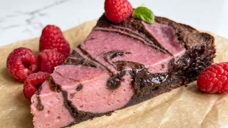 Brownie med hindbær: den bedste opskrift med cremet cheesecake swirl