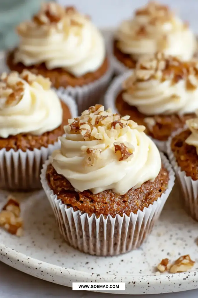 Saftige squashmuffins: den bedste hjemmelavede opskrift med cream cheese frosting